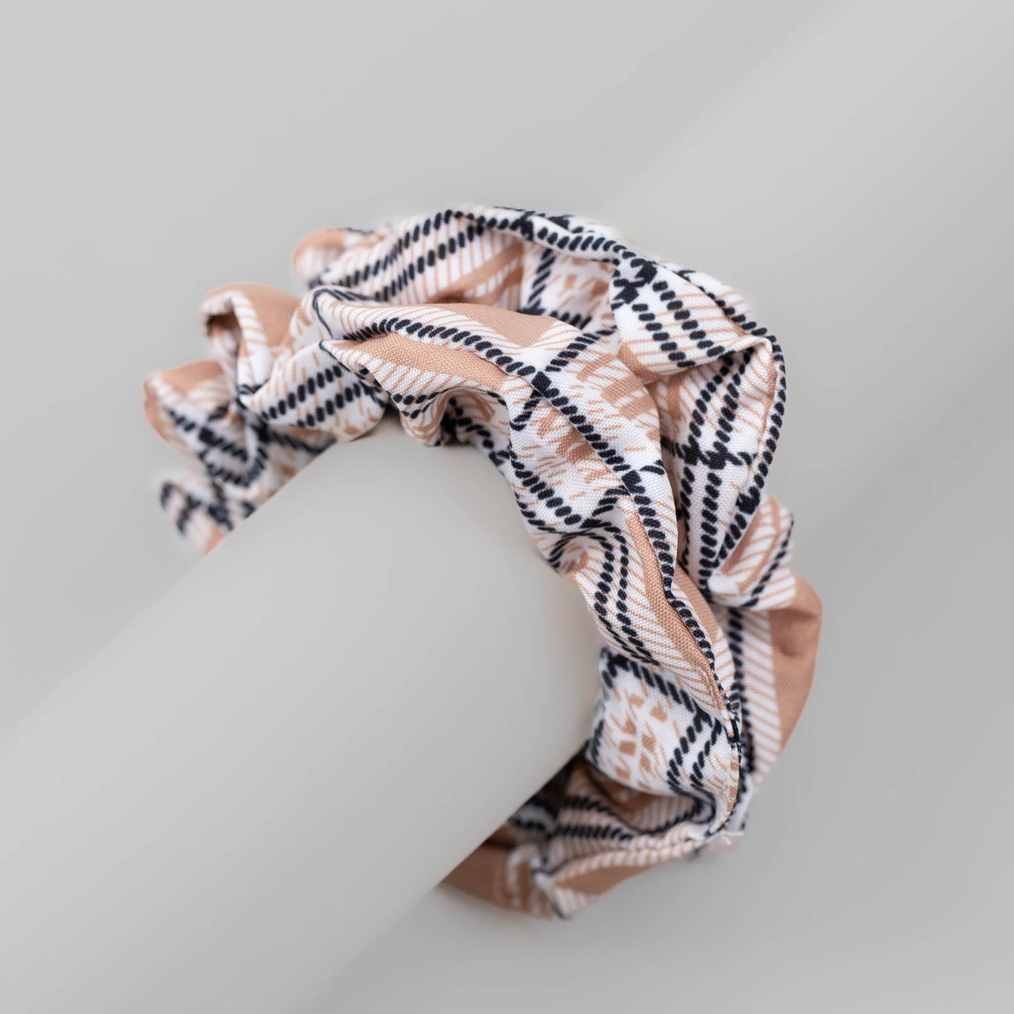Elastice de păr tip scrunchie cu textură de satin și carouri, grosime 2 cm, set 2 buc - Maro
