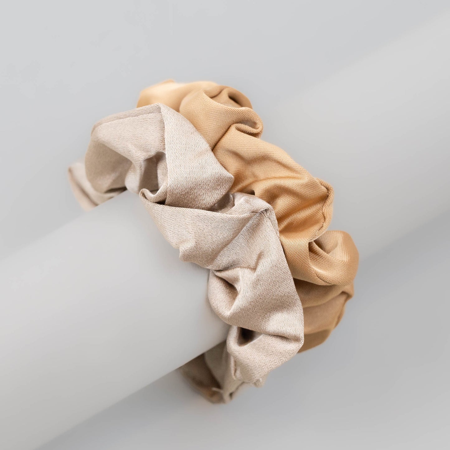 Elastice de păr tip scrunchie cu textură fină din satin, grosime 2 cm, set 2 buc - Caramel Mix