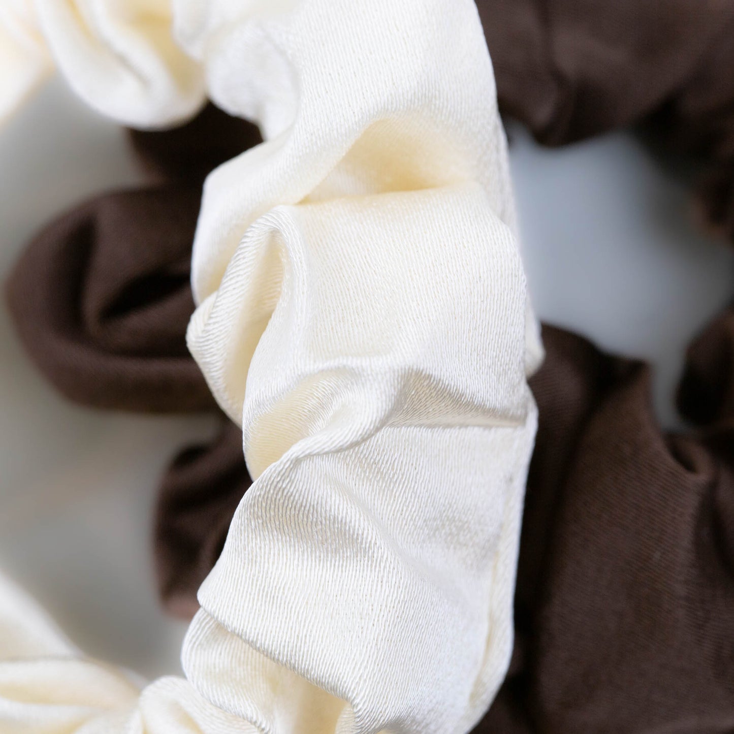 Elastice de păr tip scrunchie cu textură fină din satin, grosime 2 cm, set 2 buc - Chocolate Mix