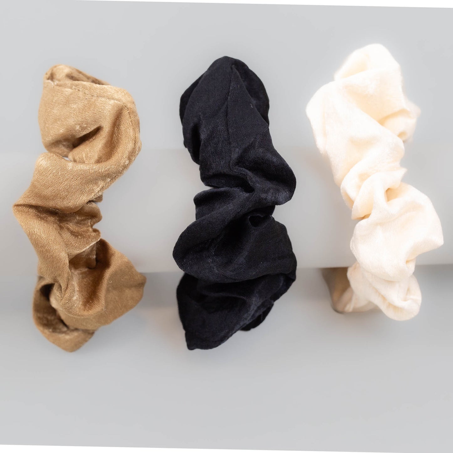Elastice de păr tip scrunchie cu textură fină din satin, grosime 4 cm, set 3 buc - Negru, Bej, Maro
