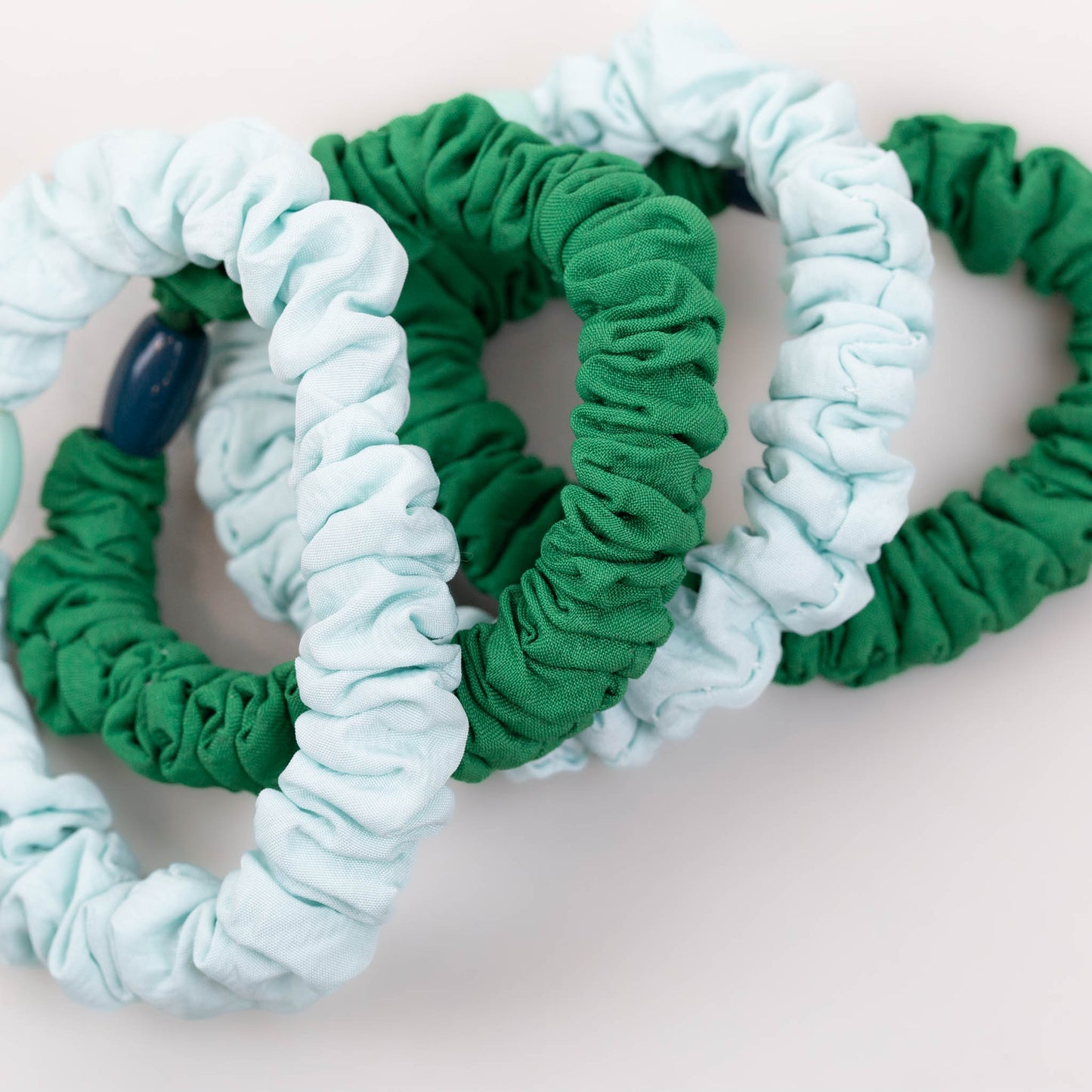 Elastice de păr tip scrunchie cu textură încrețită, grosime 1,5 cm, set 4 buc - Verde Mix