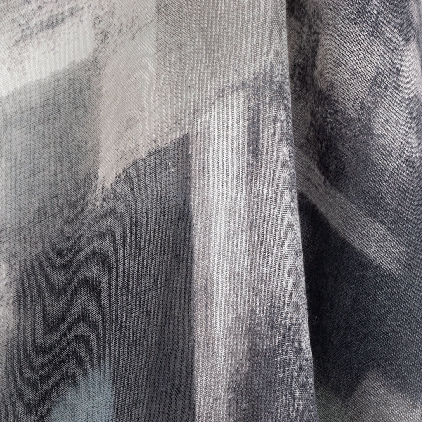 Eșarfă comodă cu imprimeu carouri hașurate, 180 x 80 cm - Tonuri Gri