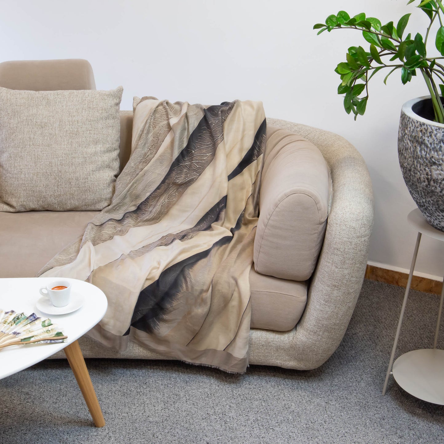 Eșarfă comodă cu imprimeu efect sepia, 180 x 90 cm