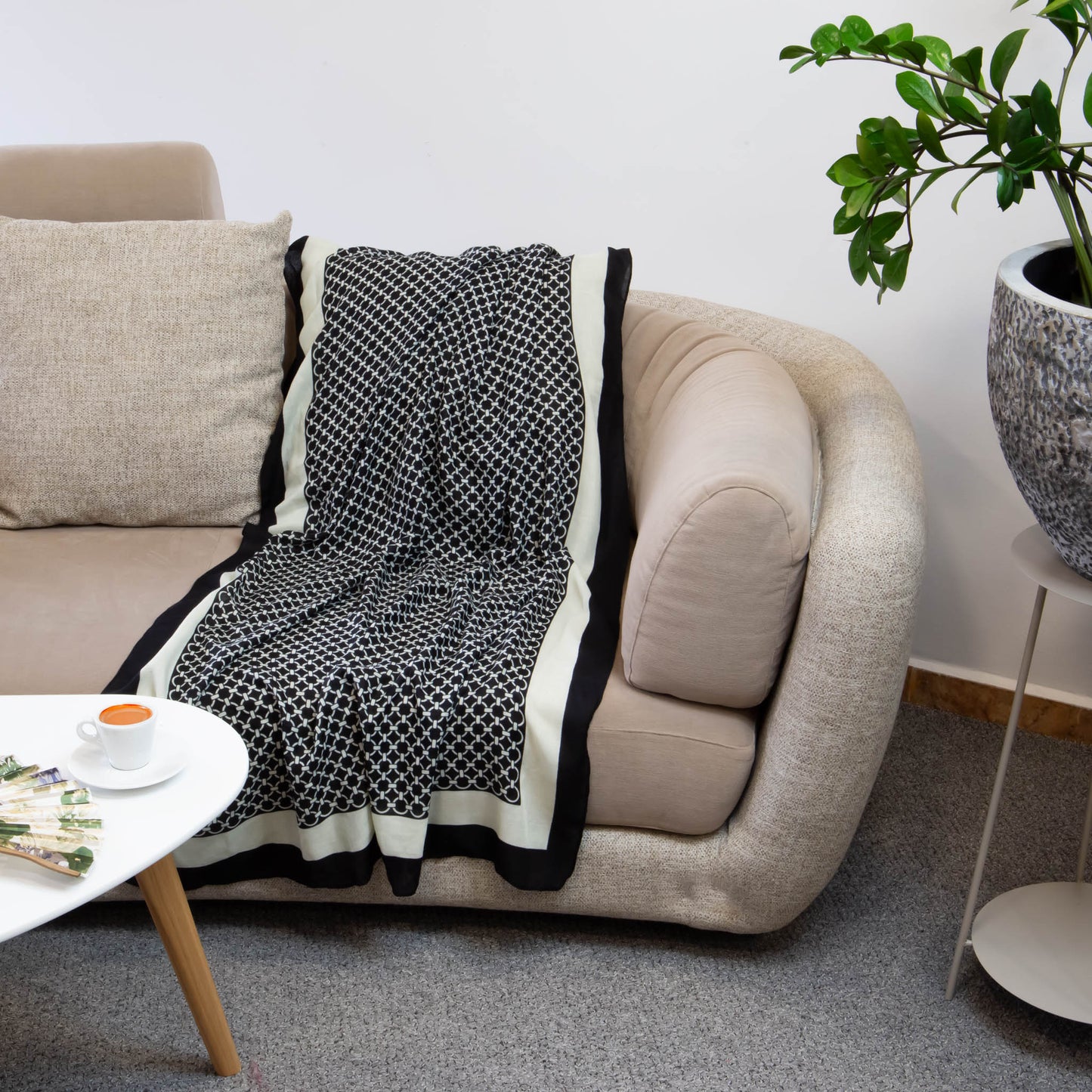 Eșarfă comodă cu imprimeu makarok, 180 x 85 cm