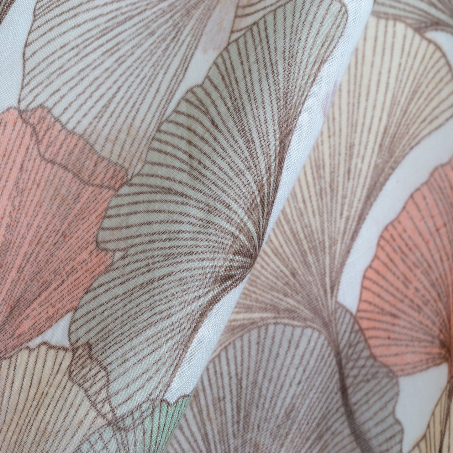 Eșarfă comodă cu imprimeu petale delicate, 175 x 90 cm