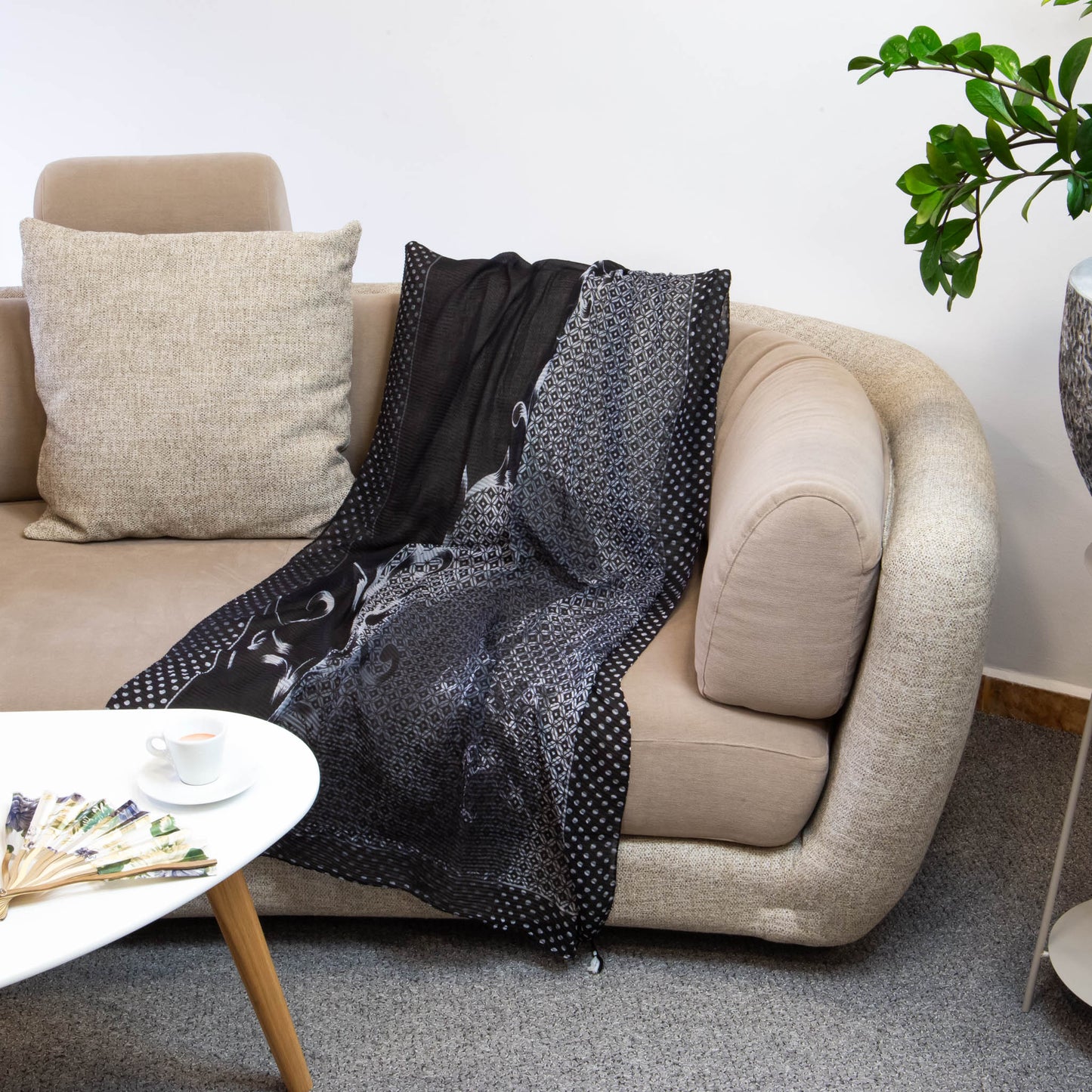 Eșarfă comodă și aerată cu textură creponată și imprimeu geometric, 200 x 75 cm - Negru Gri