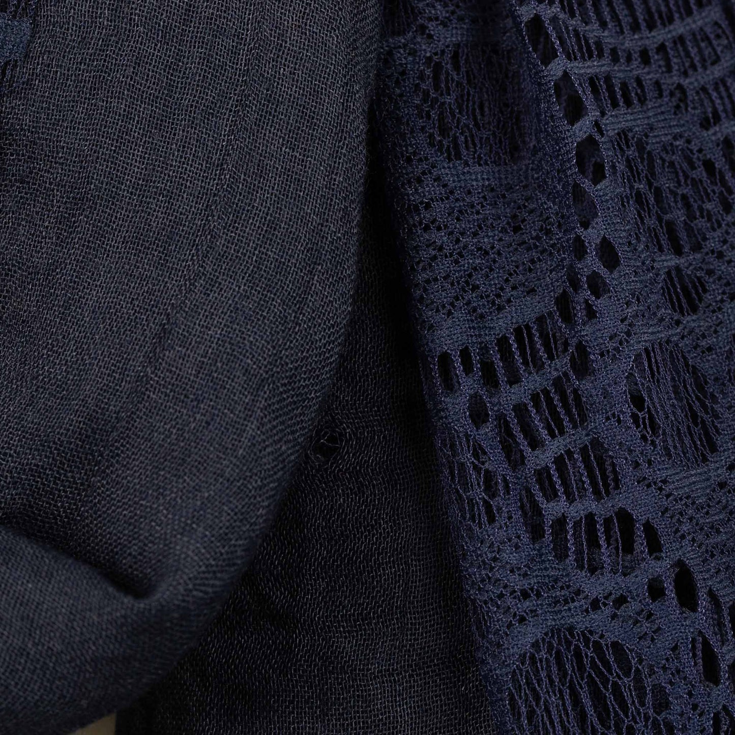 Eșarfă damă cu dantelă și ștrasuri în formă de schelet, 175 x 100 cm - Albastru