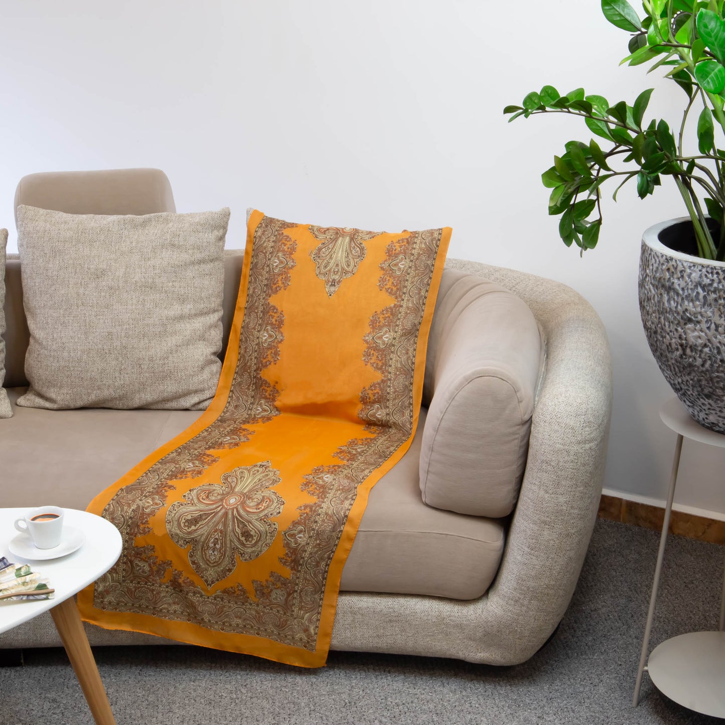 Eșarfă fină cu efect de mătase, imprimeu cu forme orientale, 160 x 50 cm - Ocru