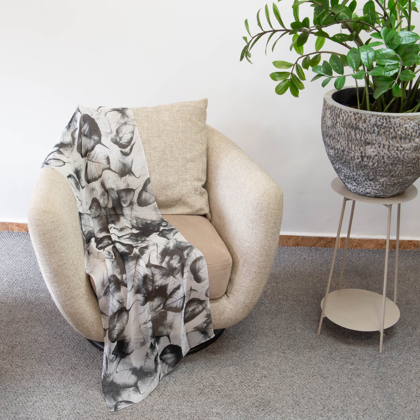 Eșarfă fină cu efect de mătase, imprimeu cu frunze mari, 160 x 45 cm - Negru