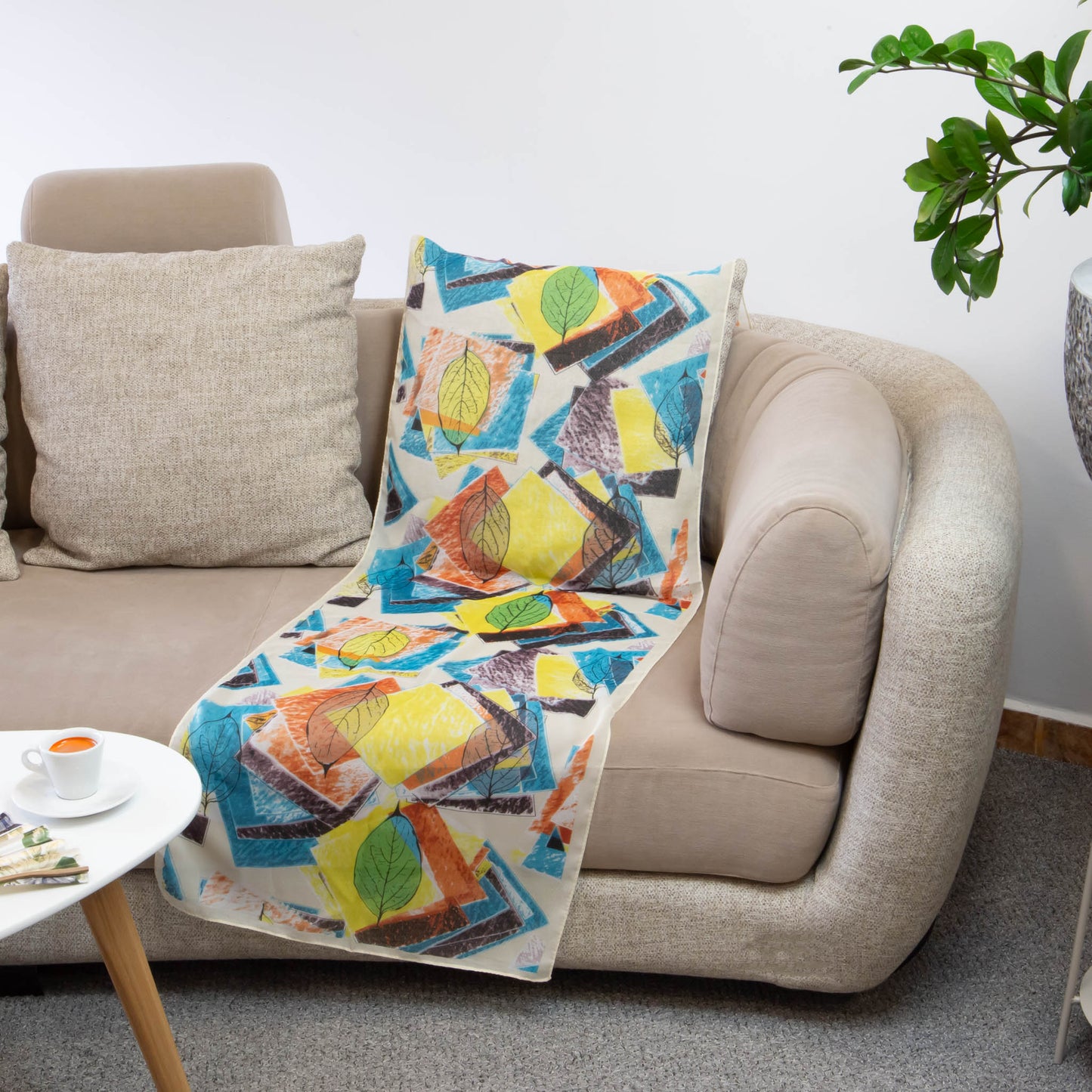 Eșarfă fină cu efect de mătase, imprimeu cu frunze și secțiuni colorate, 150 x 45 cm - Fresh Vibes