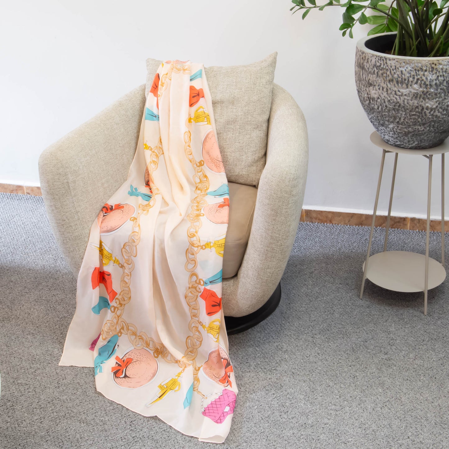 Eșarfă fină și deosebită cu efect mătase, imprimeu cu accesorii fashion, 180 x 90 cm - Peach