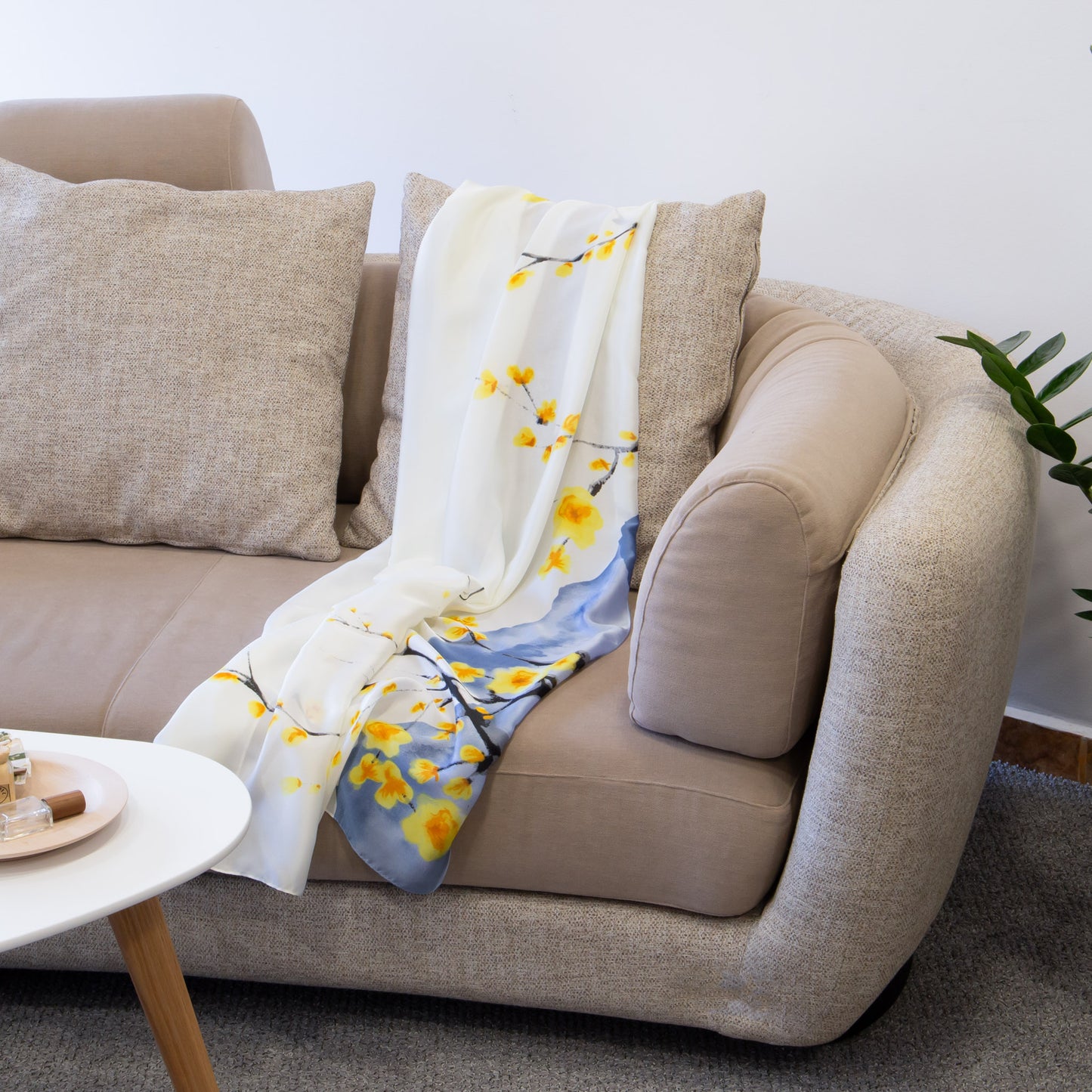 Eșarfă fină și deosebită cu efect mătase, imprimeu spring touch, 180 x 90 cm - Crem