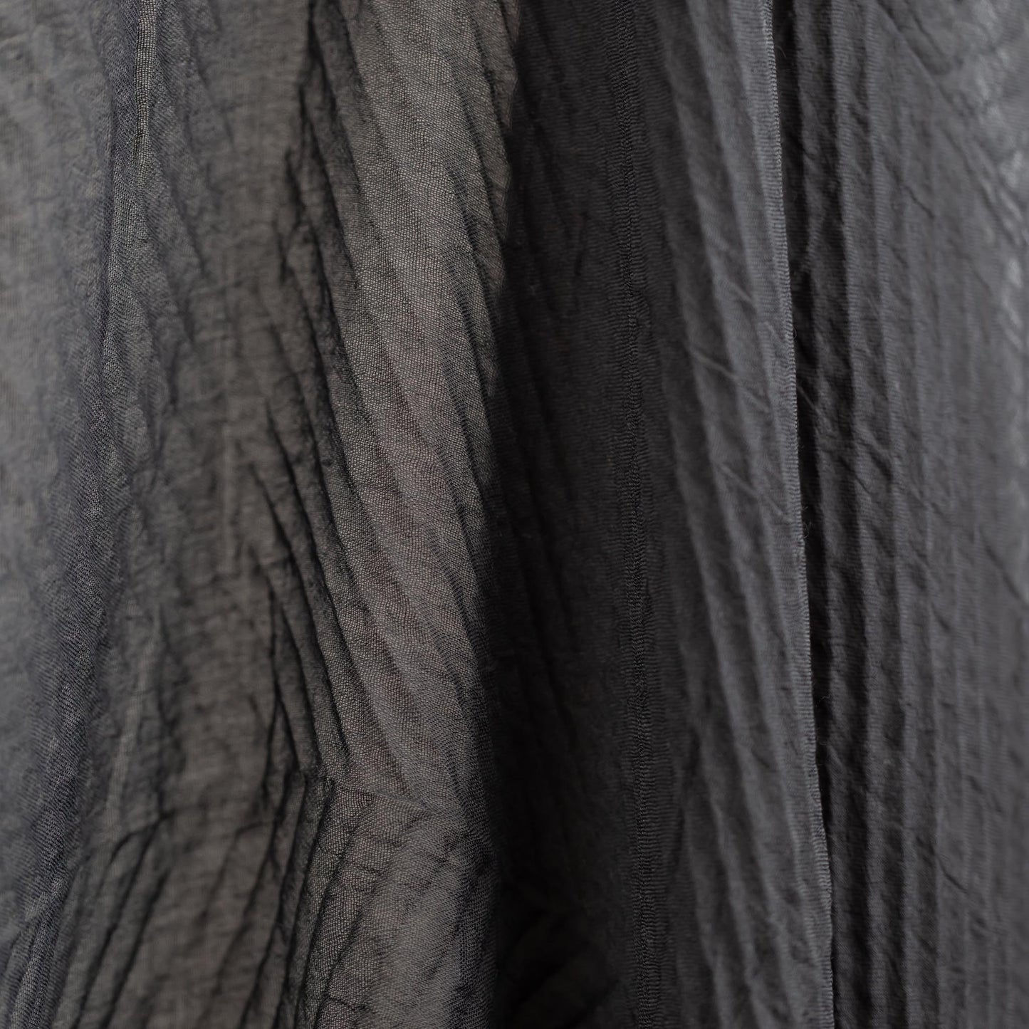 Eșarfă neagră fină cu textură creponată, 220 x 90 cm