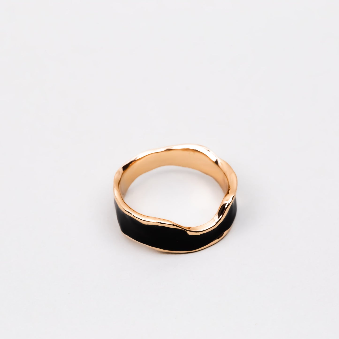 Inel auriu cu formă abstractă și accent color - Negru