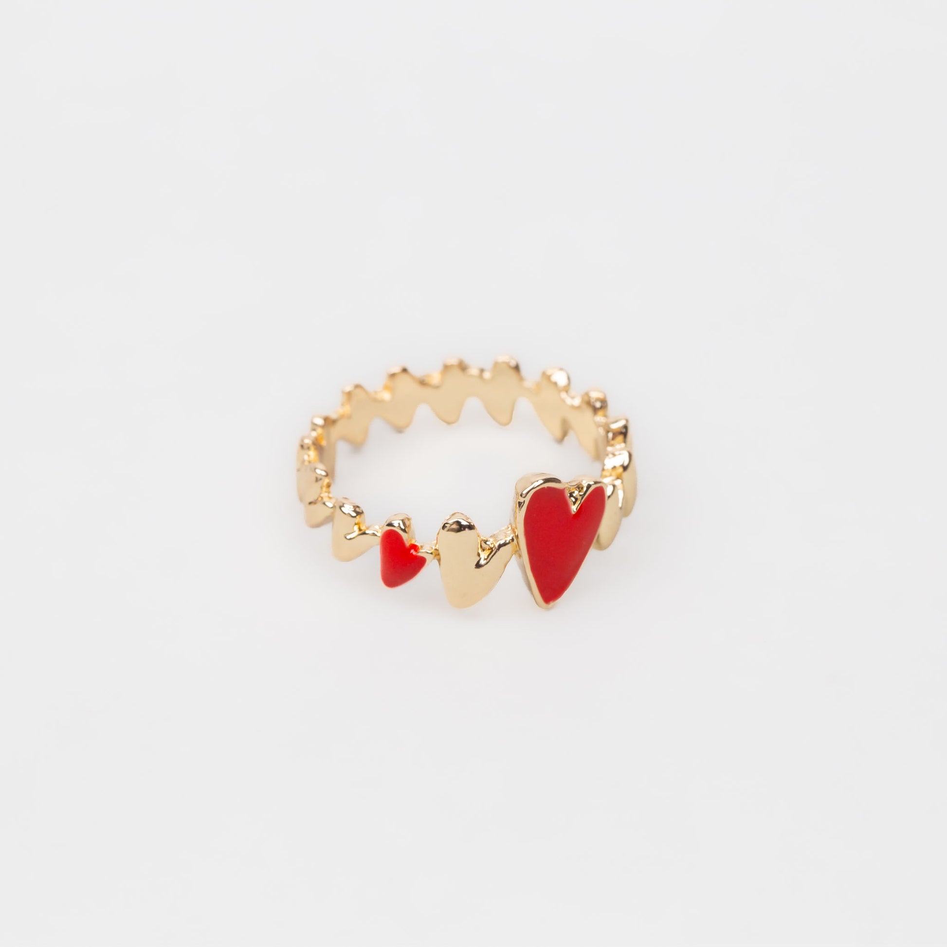 Inel auriu cu forme de inimă și accent roșu