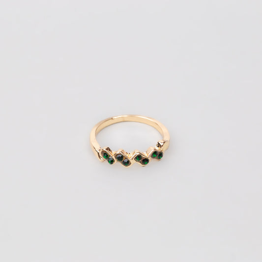 Inel auriu cu forme de zig-zag și ștrasuri verzi