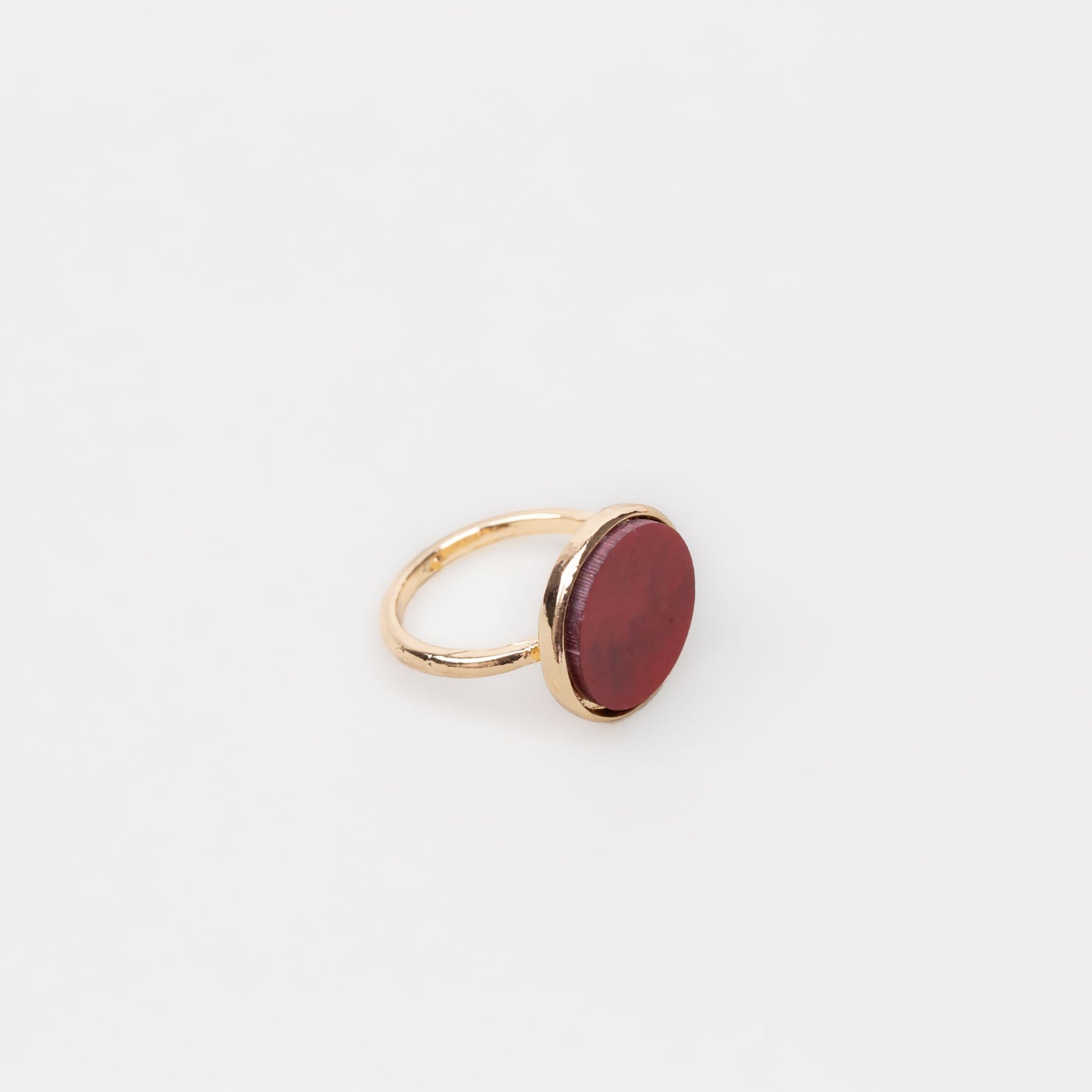 Inel auriu cu piatră sidefată în formă de cerc - Roșu