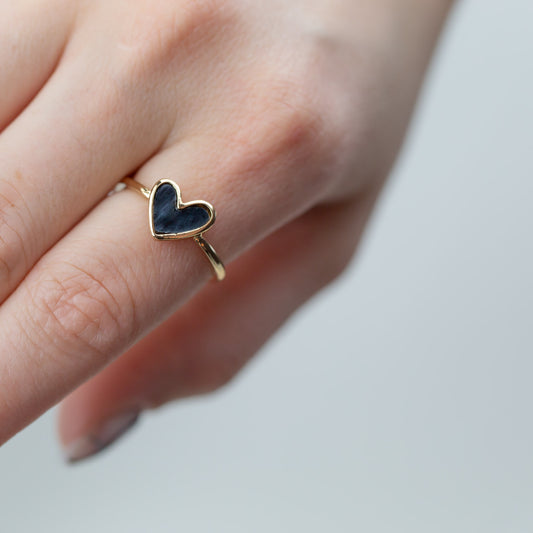 Inel auriu cu piatră sidefată în formă de inimă - Negru