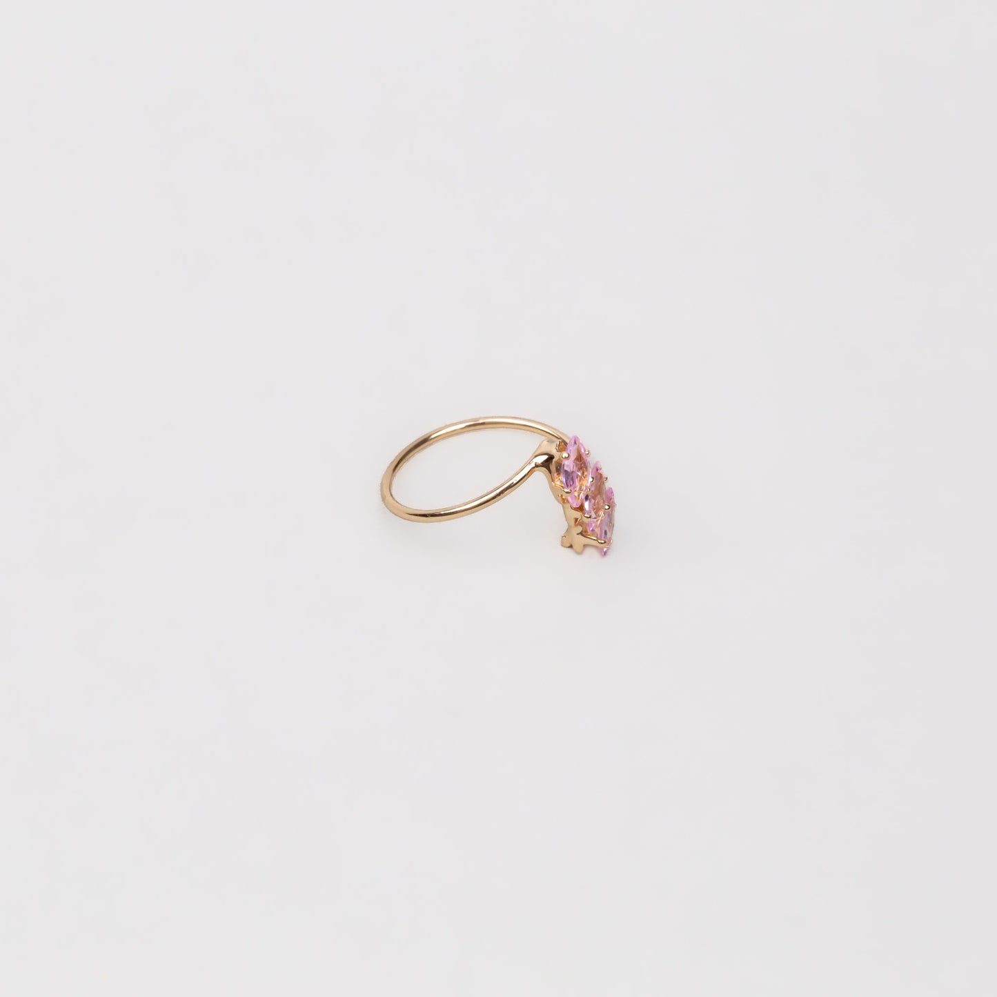 Inel auriu spiralat cu pietre roz