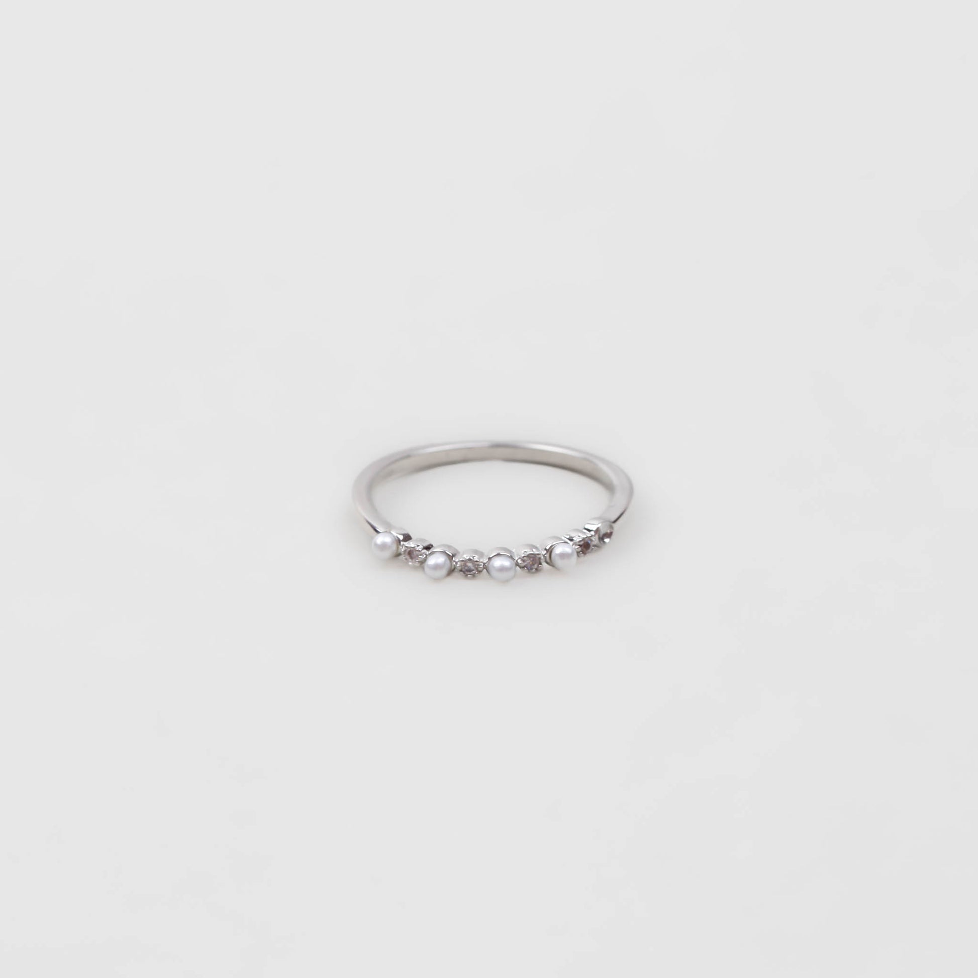 Inel delicat cu biluțe și pietre discrete - Argintiu