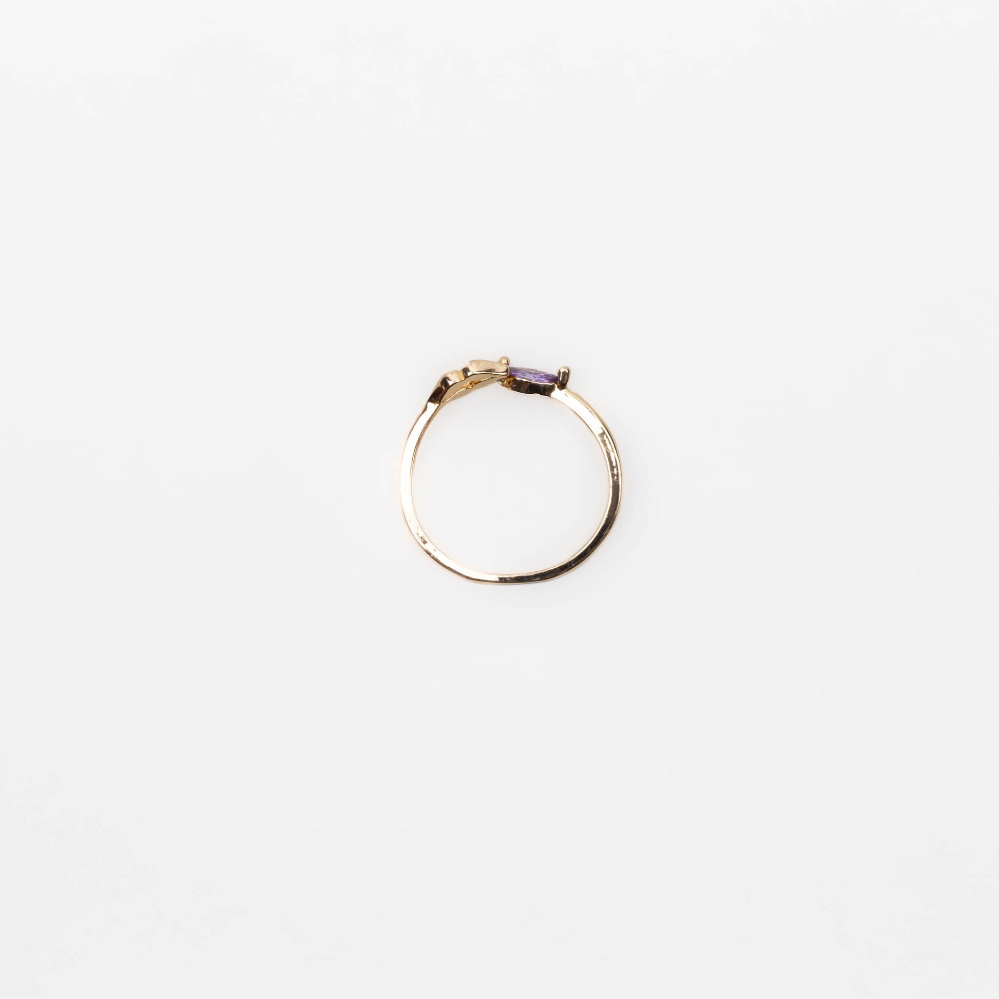 Inel reglabil auriu cu formă de buză și piatră - Mov