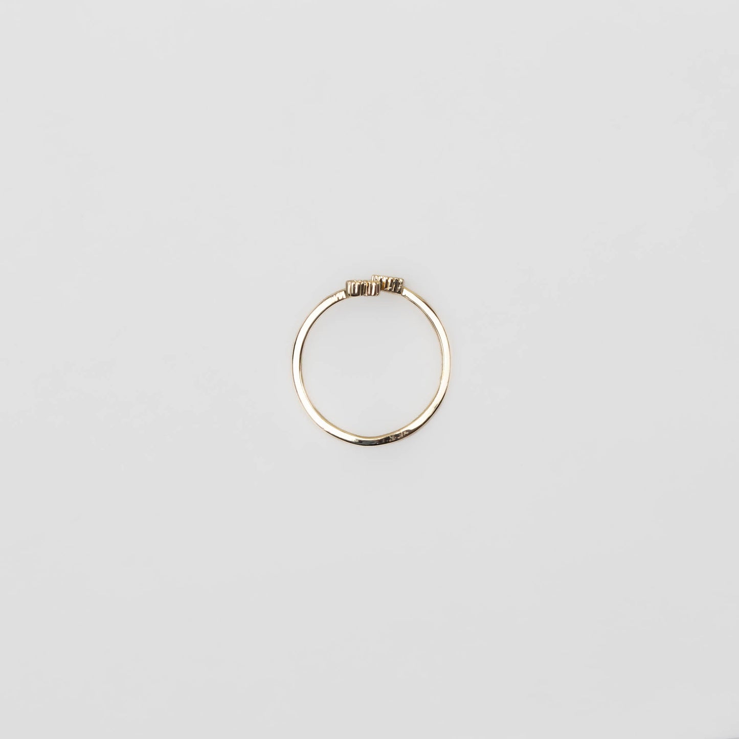 Inel reglabil auriu cu inimi și pietre discrete