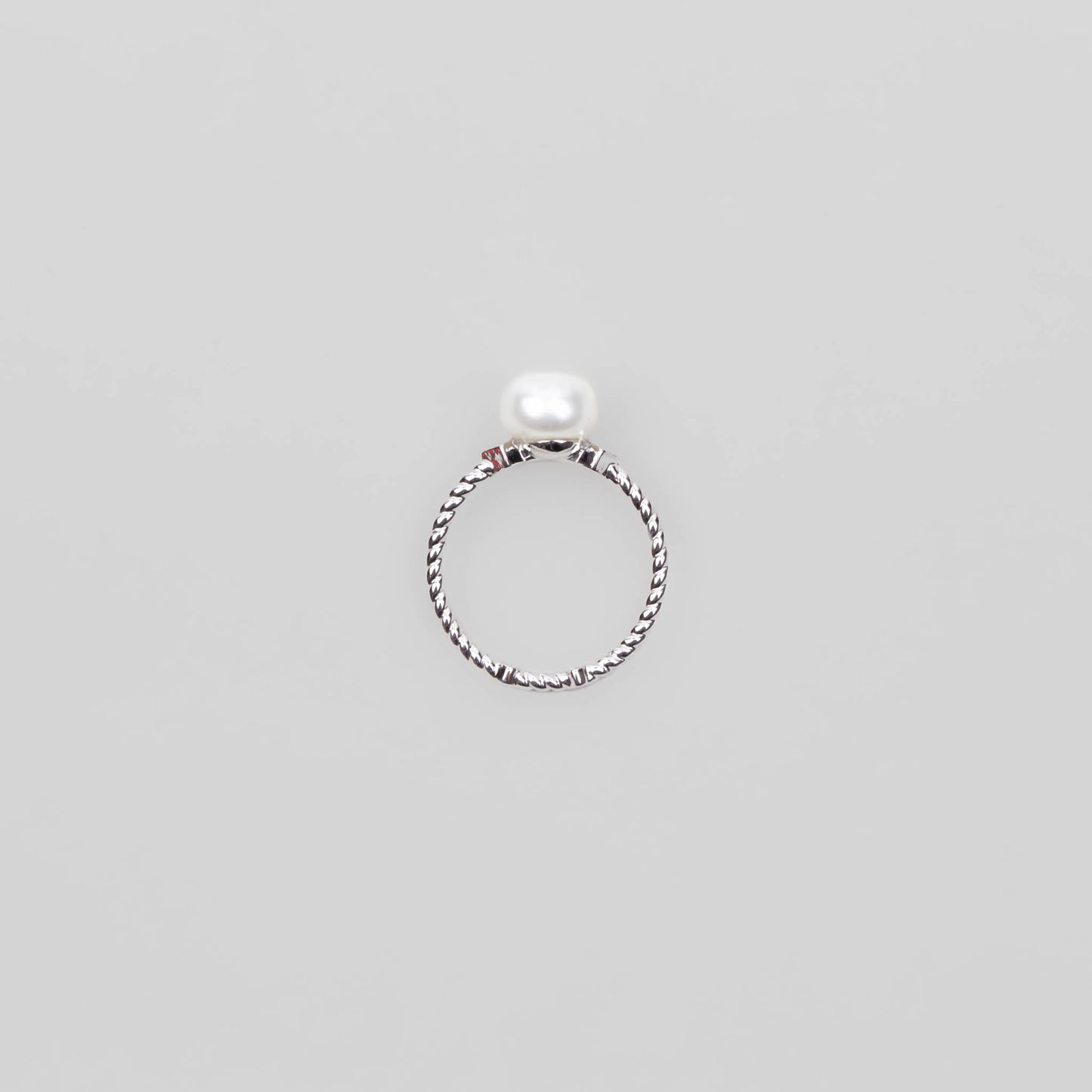 Inel spiralat delicat cu perlă și pietre discrete - Argintiu