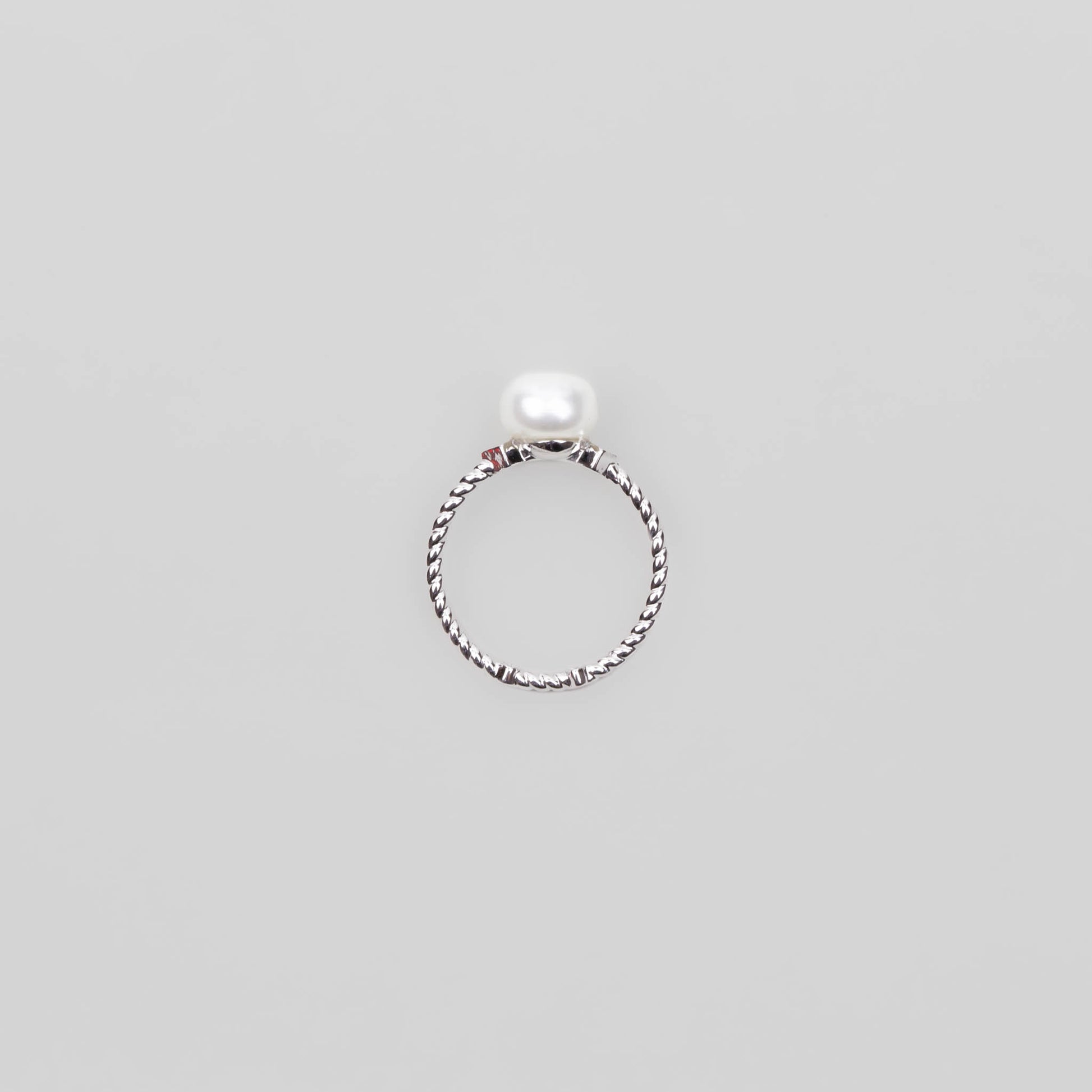 Inel spiralat delicat cu perlă și pietre discrete - Argintiu