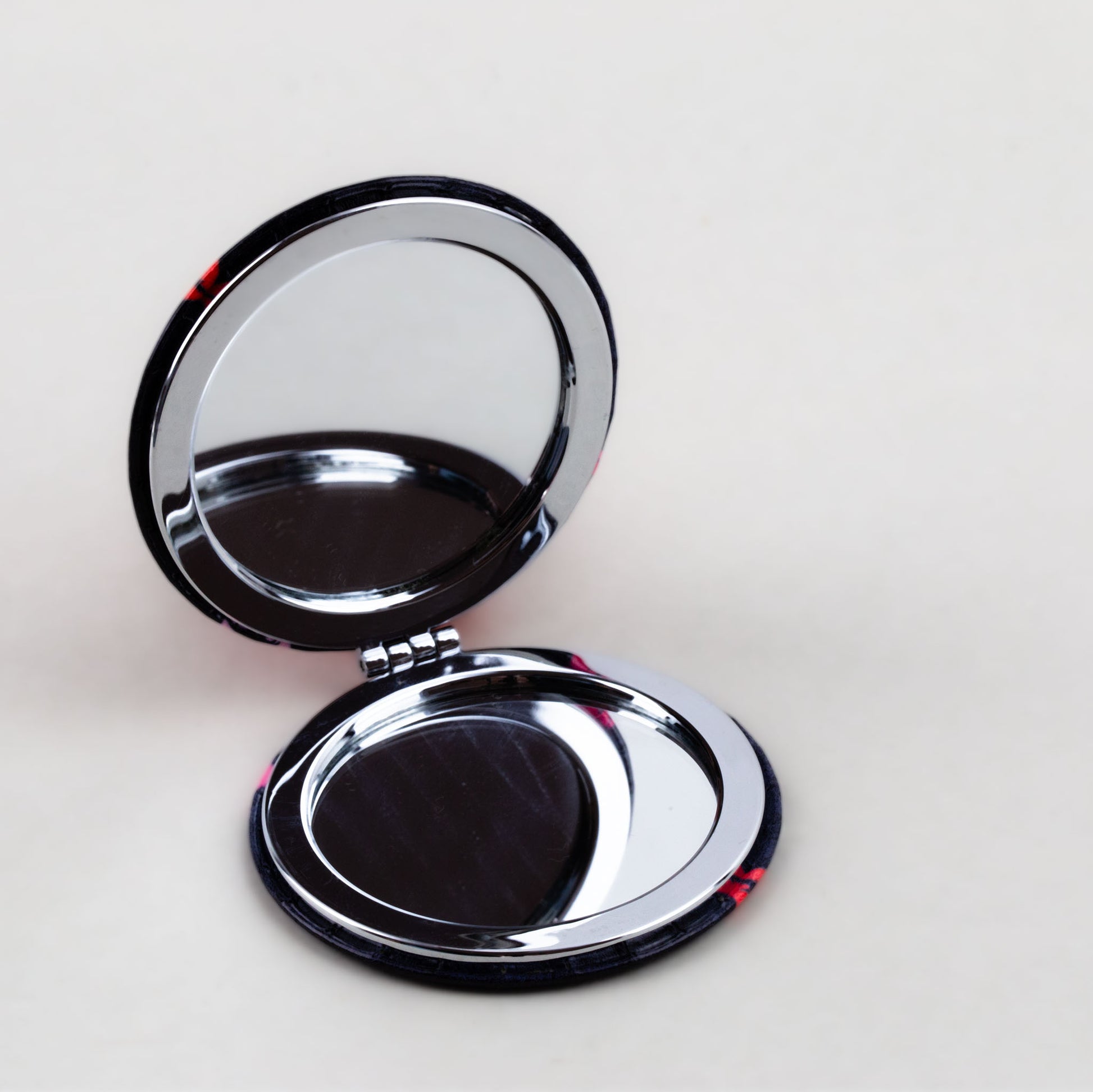 Oglindă de poșetă, formă rotundă cu 2 părți, model kiss - All Over