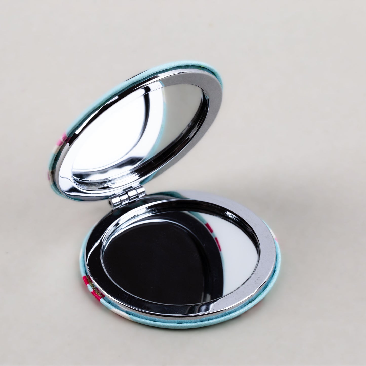 Oglindă de poșetă, formă rotundă cu 2 părți, model kiss - You