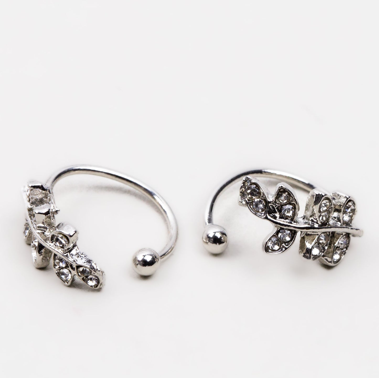 Ornamente de ureche în formă de frunză cu ștrasuri discrete, set 2 buc - Argintiu magic