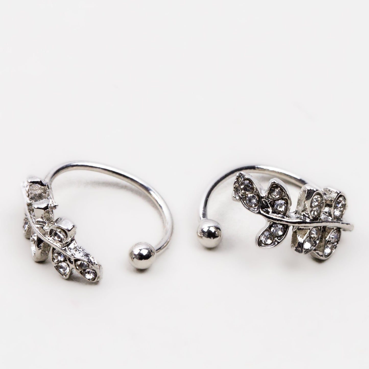 Ornamente de ureche în formă de frunză cu ștrasuri discrete, set 2 buc - Argintiu magic