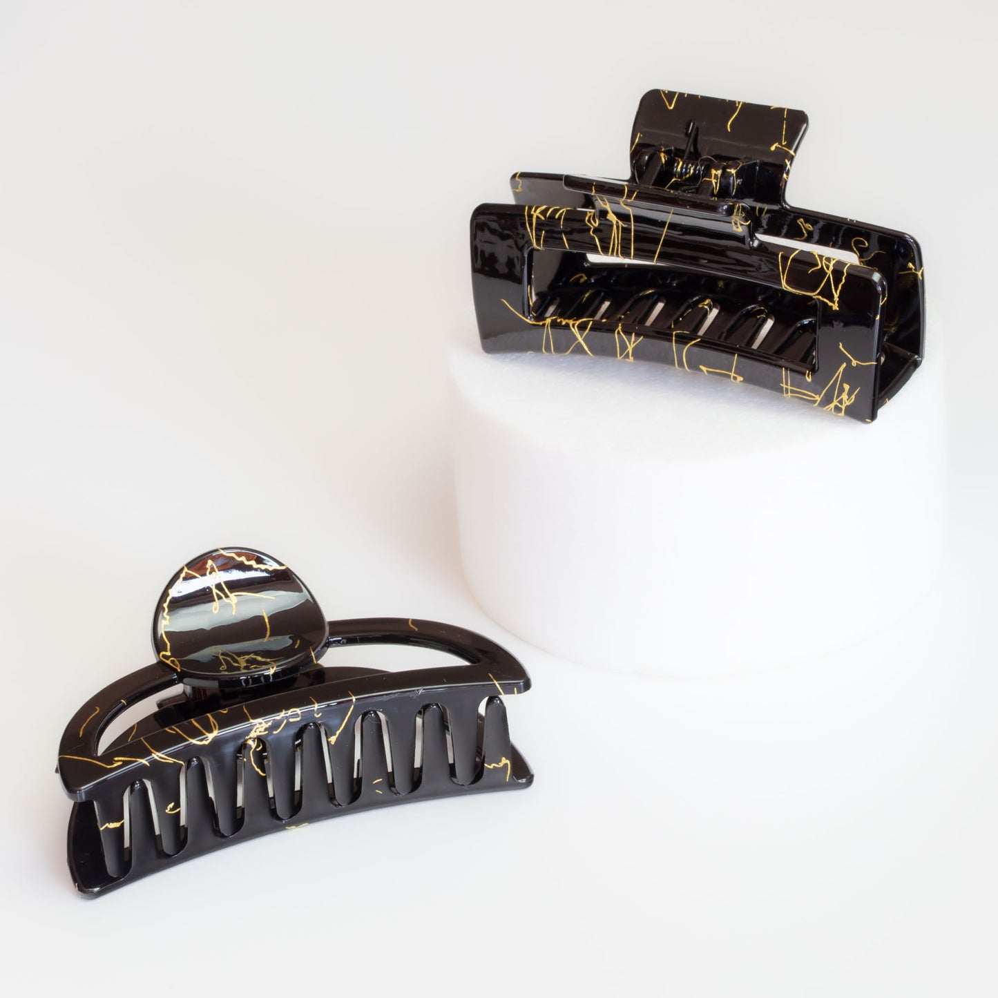 Set 2 clame păr mari cu forme geometrice și detalii aurii, textură lucioasă - Negru