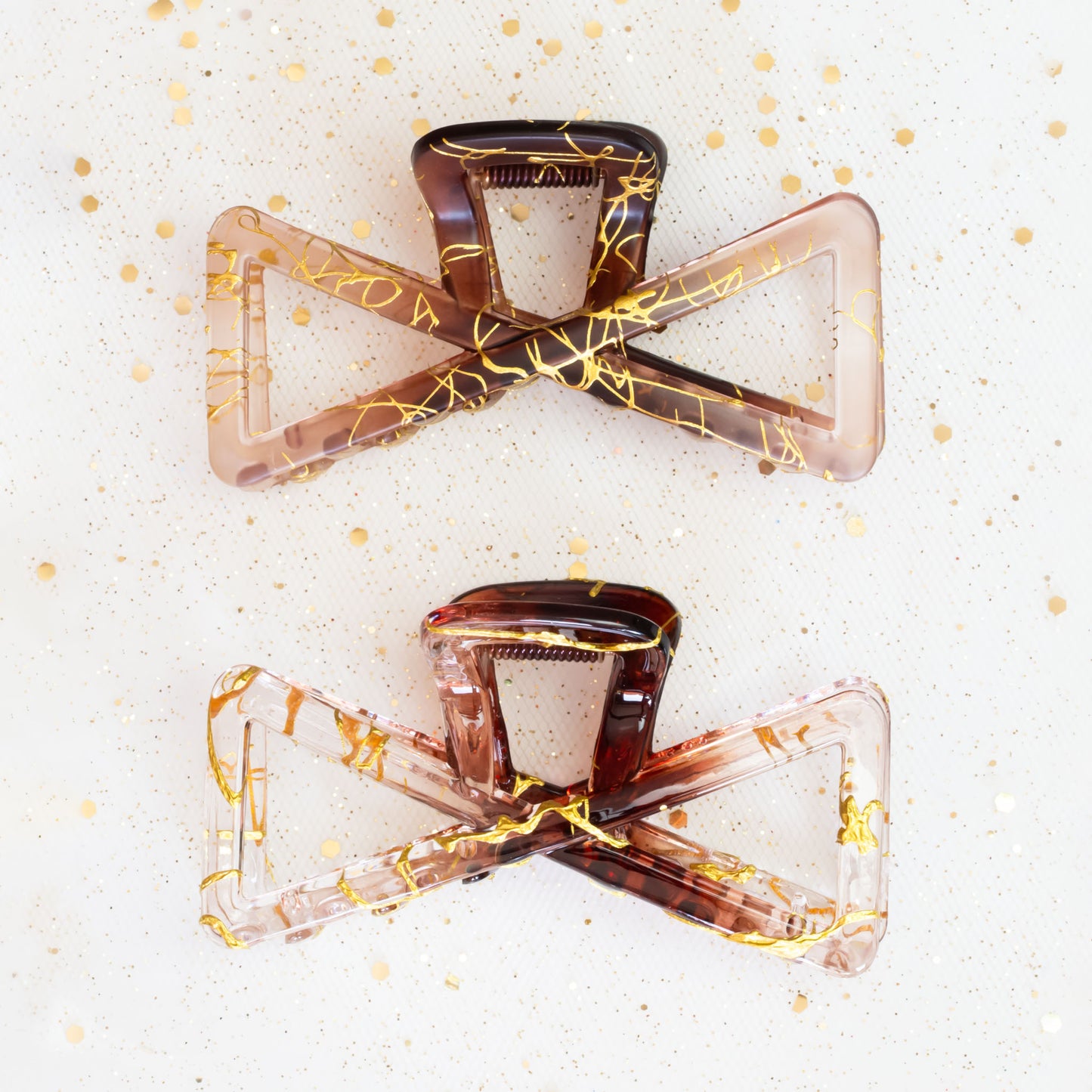 Set 2 clame păr mari symmetry cu detalii aurii, texturi mixte - Caramel