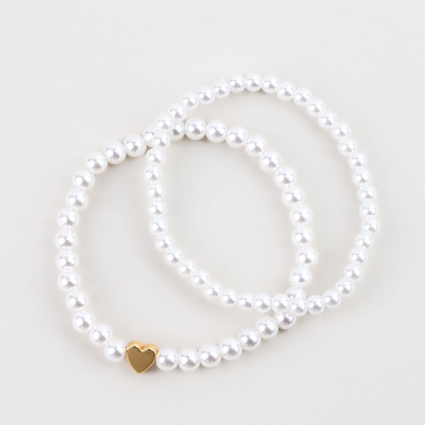 Set brățări elastice cu perle și charm în formă de inimă aurie, 2 buc - Alb
