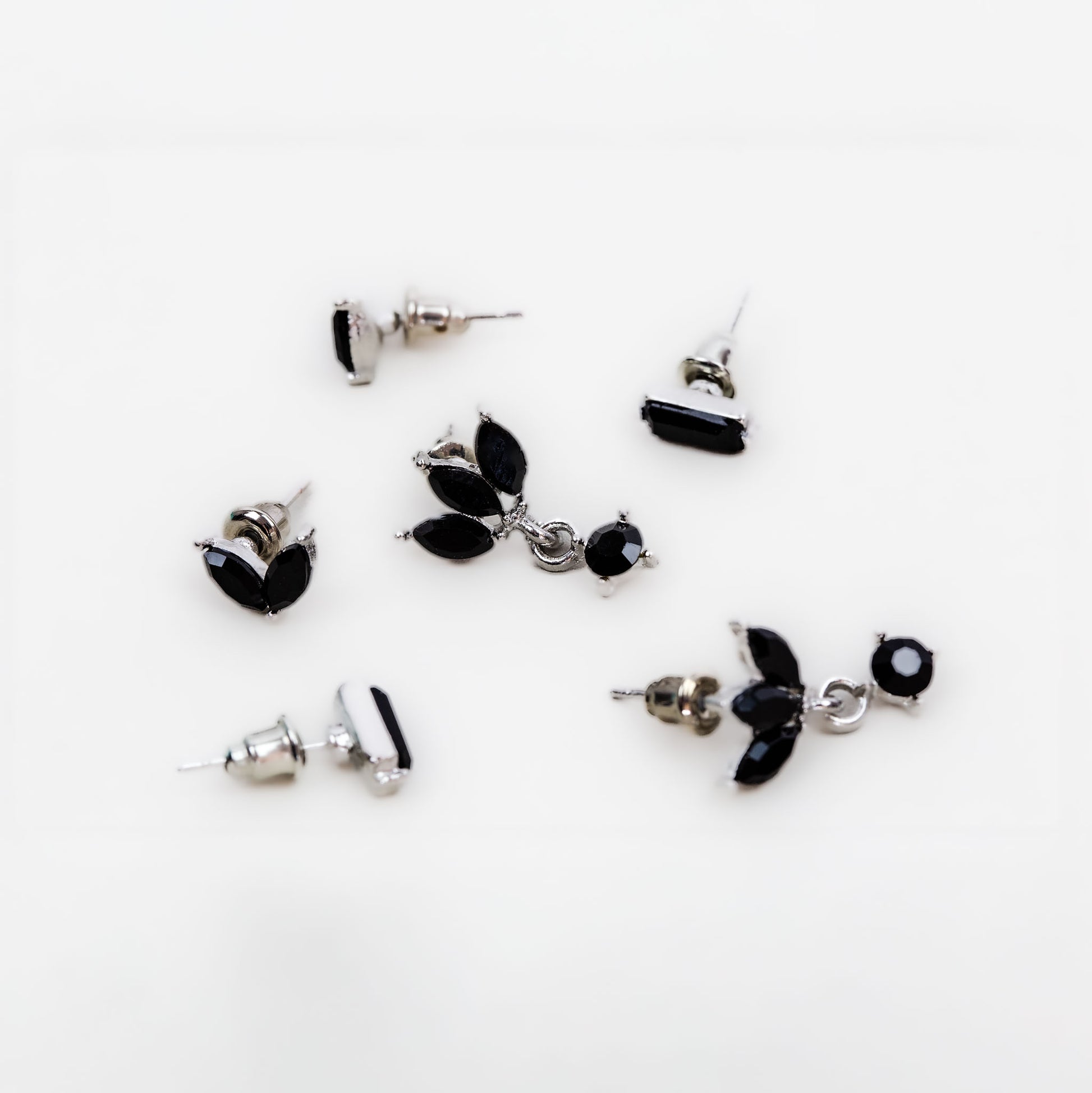 Set cercei mici cu forme de amuletă și pietre, 3 perechi - Negru