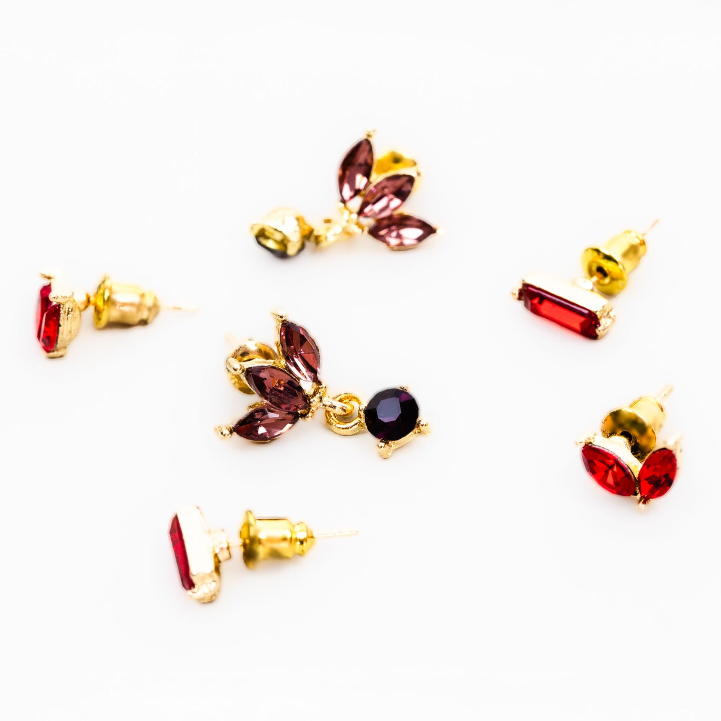 Set cercei mici cu forme de amuletă și pietre, 3 perechi - Roșu, Mov