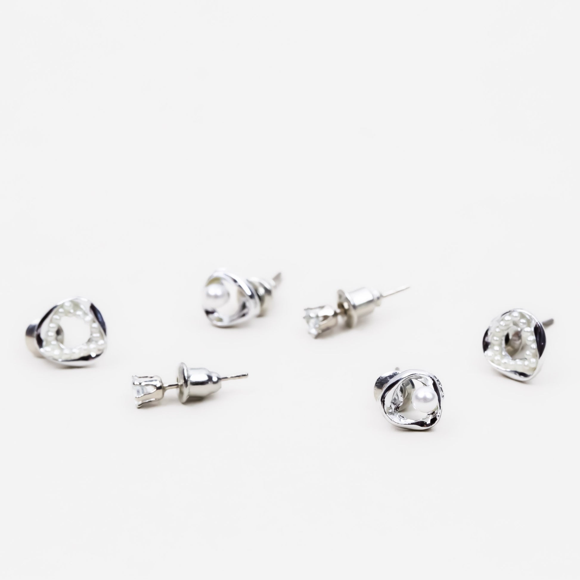 Set cercei mici cu forme delicate și biluțe, 3 perechi - Argintiu