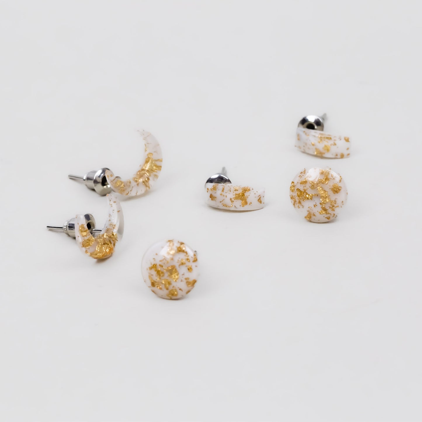 Set cercei mici cu fulgi de folie aurii, buton semilună, 3 perechi - Alb, Auriu