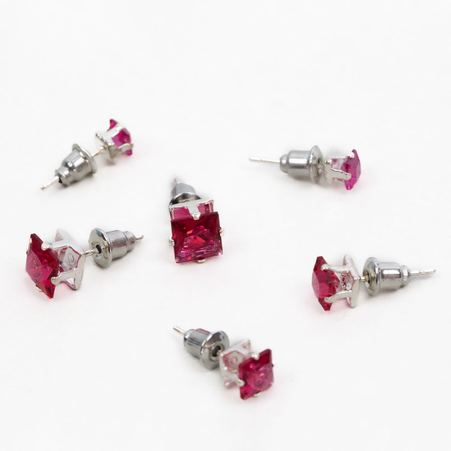 Set cercei mici cu pietre pătrate, 3 perechi - Magenta