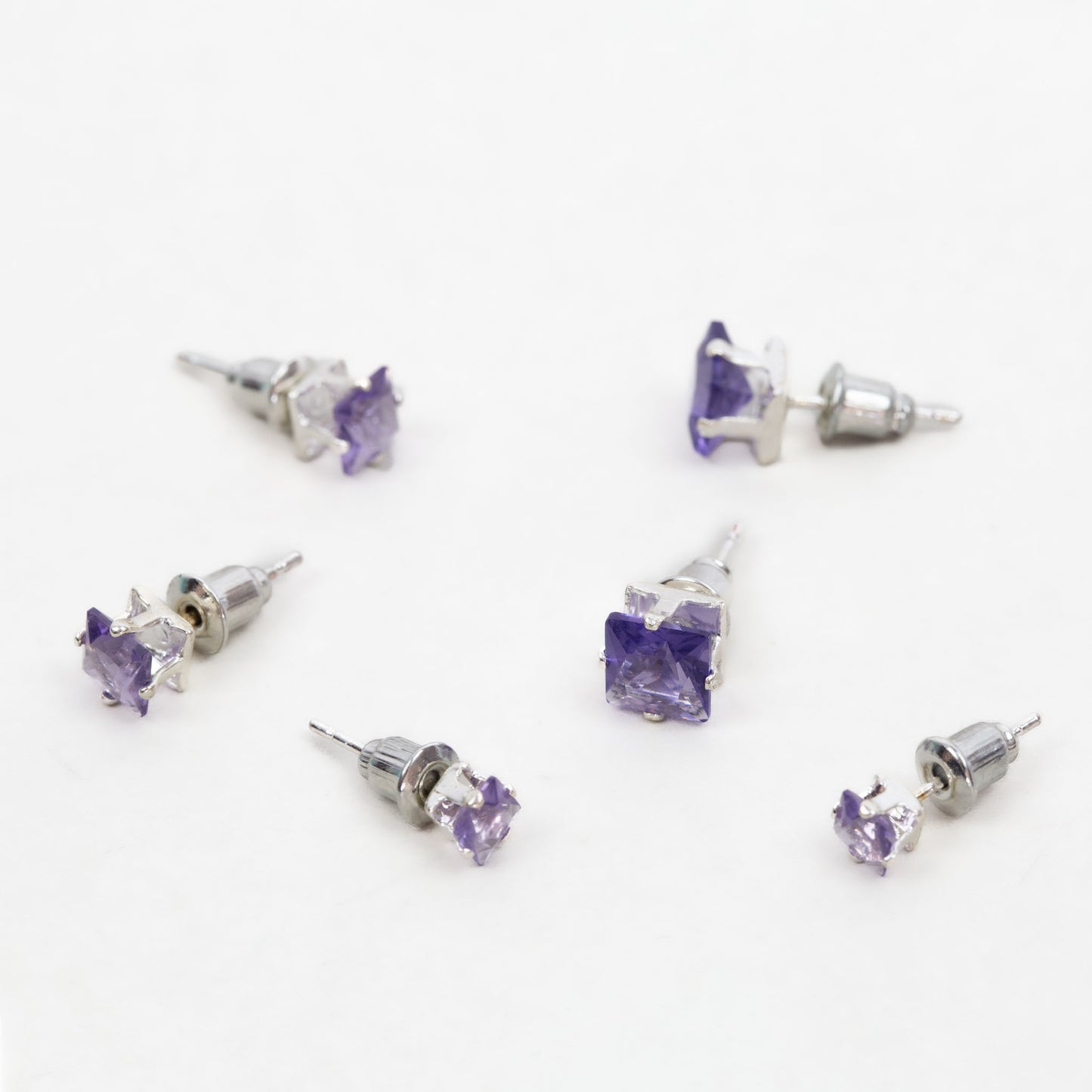 Set cercei mici cu pietre pătrate, 3 perechi - Mov