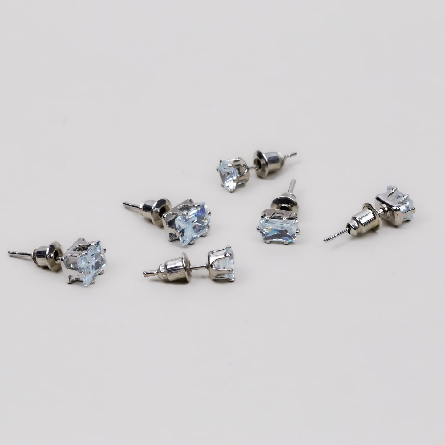 Set cercei mici cu pietre strălucitoare, forme diverse, 3 perechi - Argintiu
