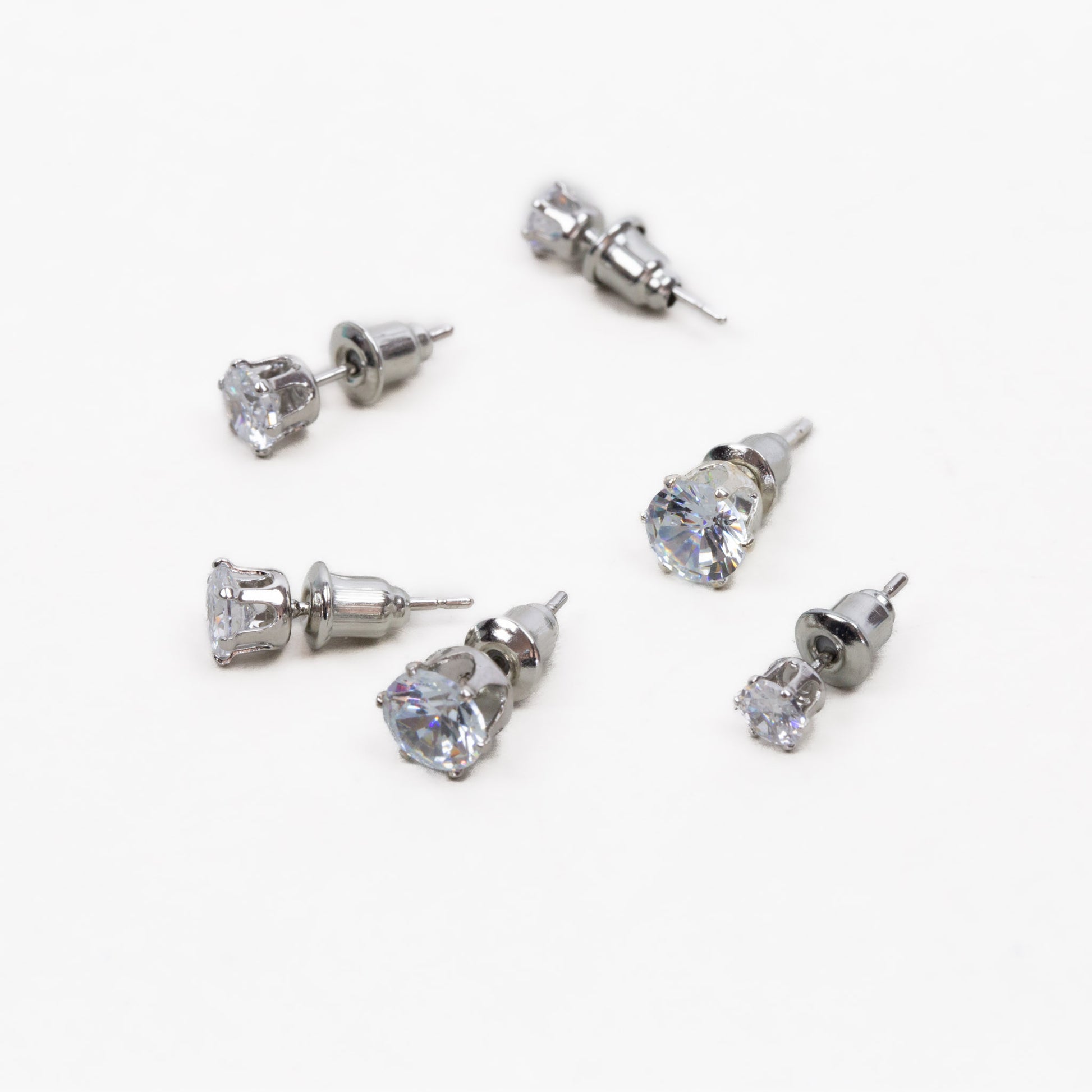 Set cercei mici cu pietre strălucitoare rotunde, 5-7mm, 3 perechi - Argintiu, baza argintiu