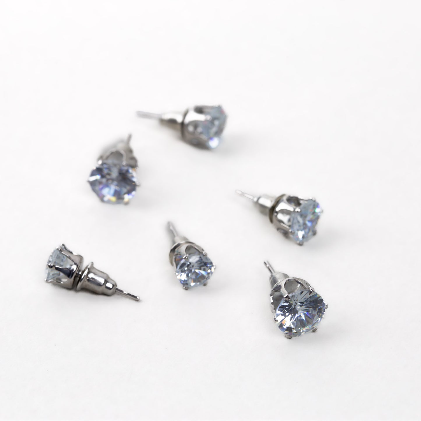 Set cercei mici cu pietre strălucitoare rotunde, 7-9mm, 3 perechi - Argintiu, baza argintiu