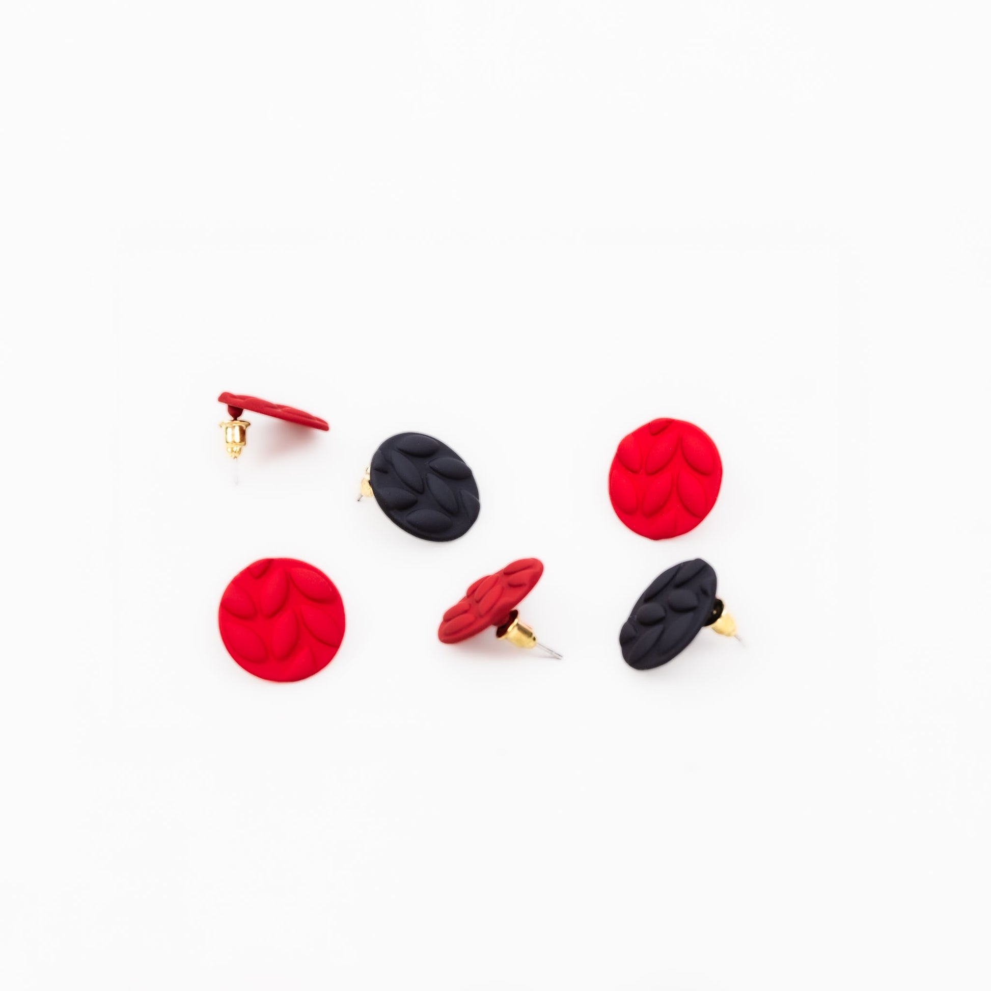 Set cercei mici în formă de bănuț cu textură de silicon, 3 perechi - Roșu Mix
