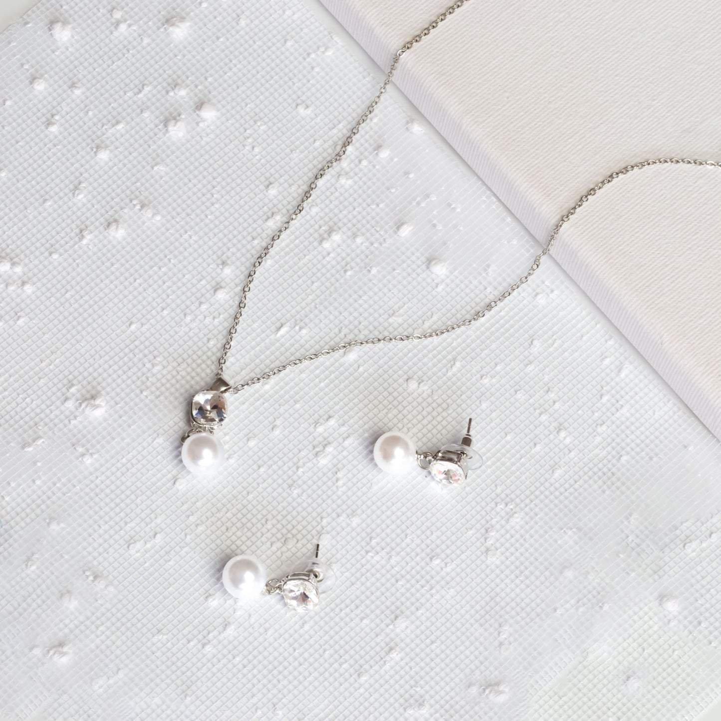 Set colier cercei cu perle și pietre