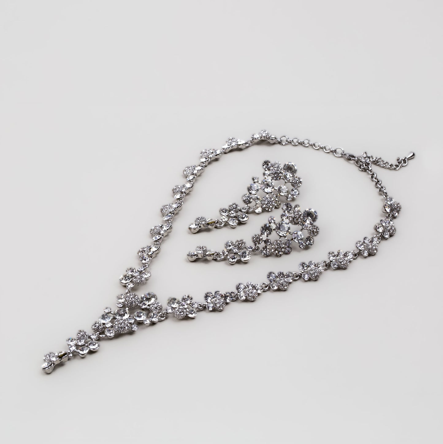 Set colier și cercei cu forme de flori delicate și pietre strălucitoare - Argintiu stelar