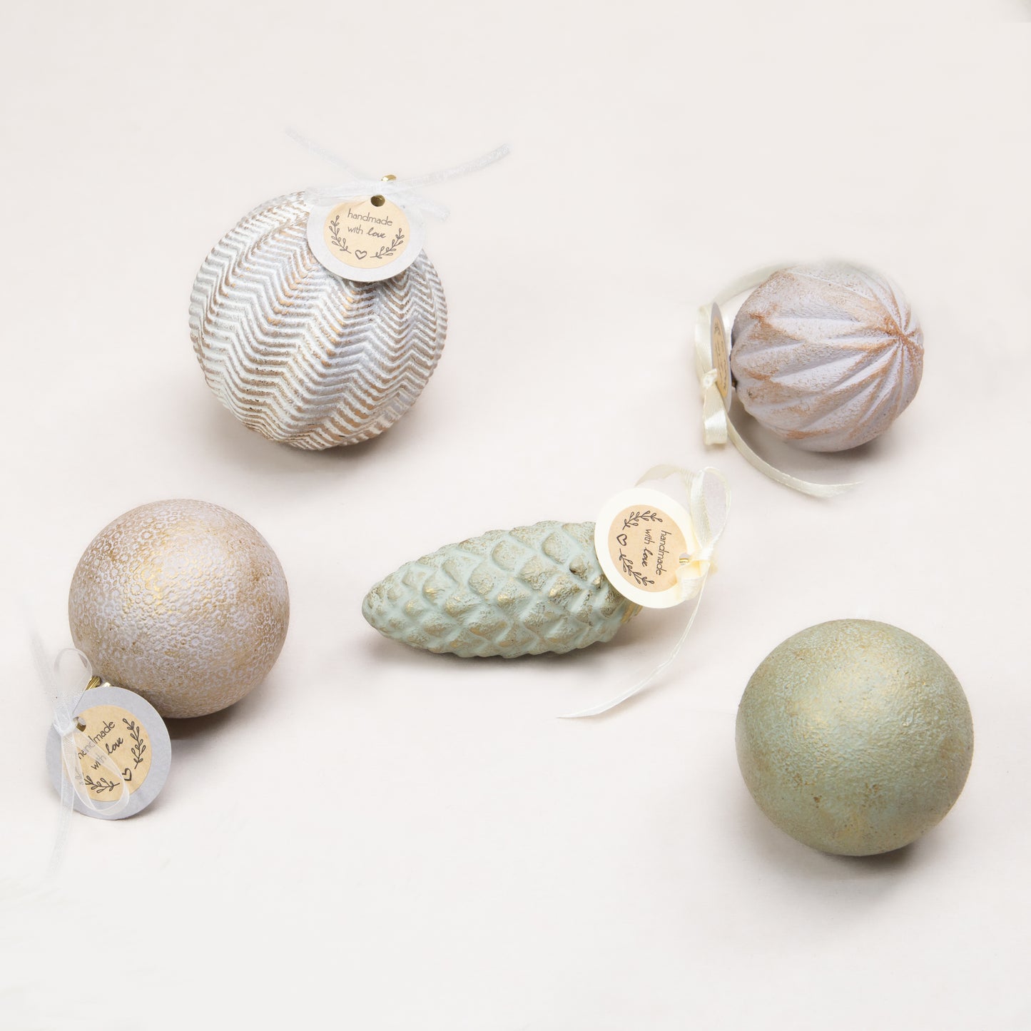 Set globuri handmade de Crăciun, cu finisaj vintage, diverse dimensiuni, 5 bucăți - Antique Woodland