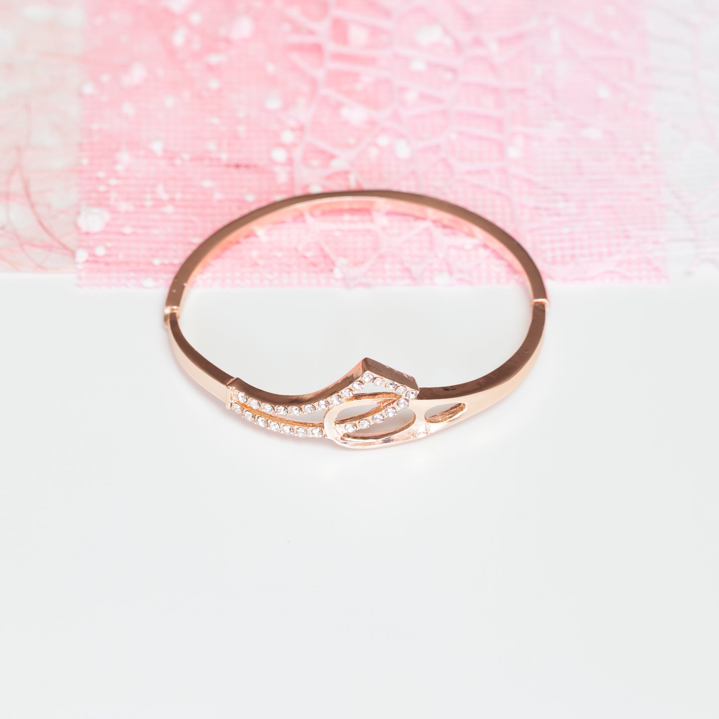 Brățară cu motiv curea și ștrasuri