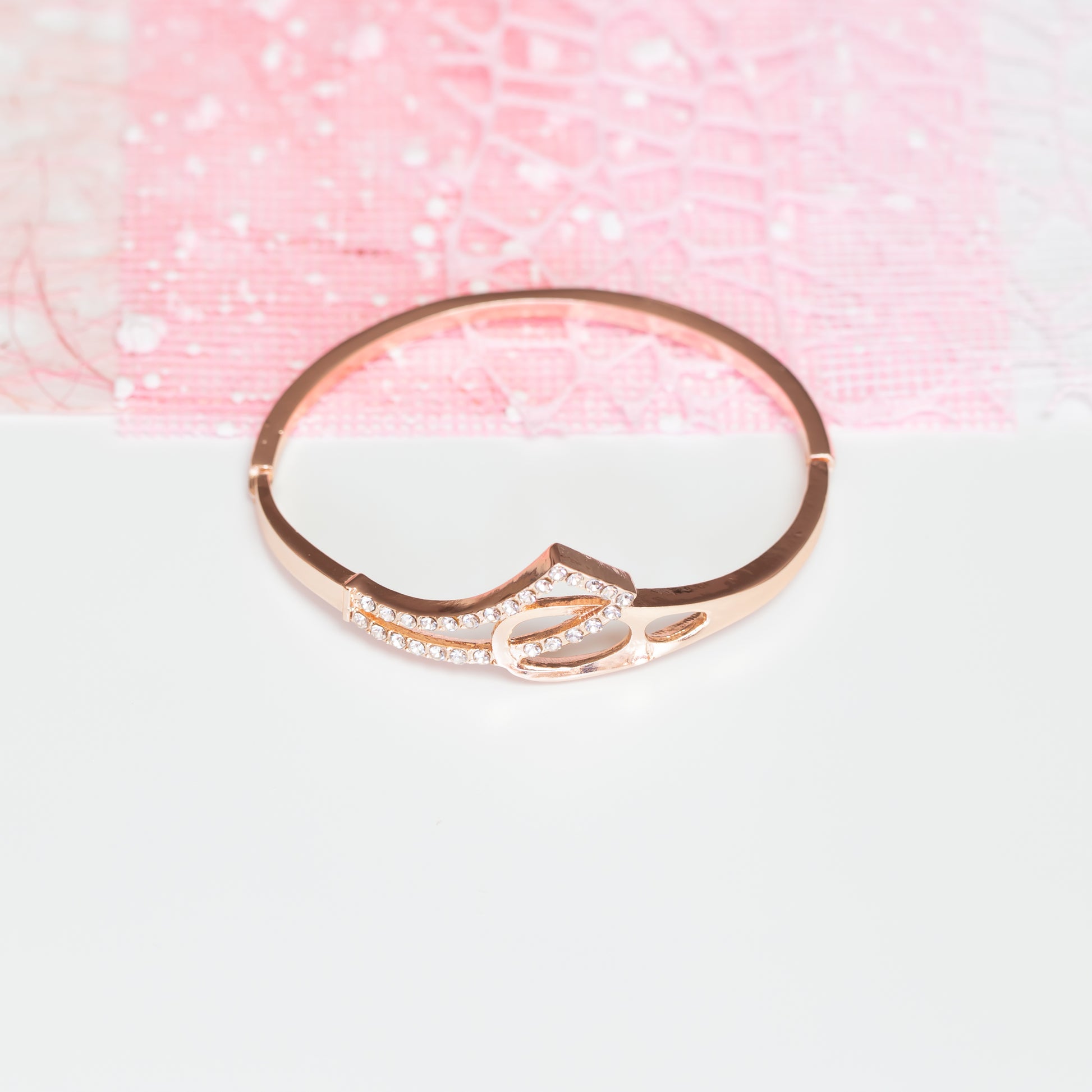 Brățară cu motiv curea și ștrasuri